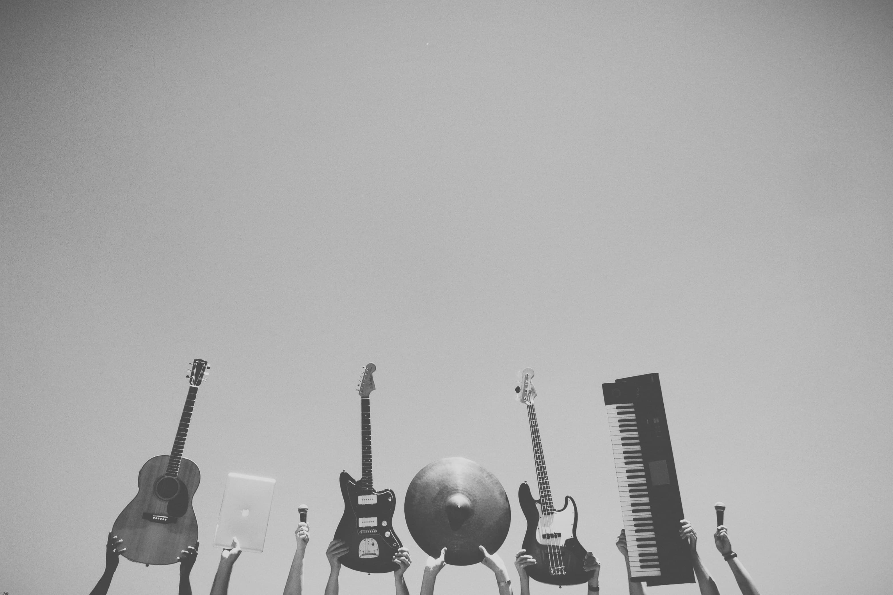 Músicos se apresentando em um palco iluminado